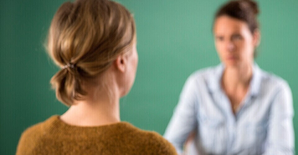 Von Gewalt betroffene Frauen brauchen Beratung und Begleitung