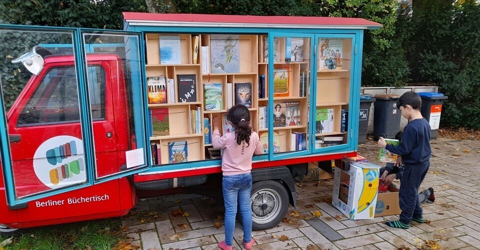 Büchertaxi bringt Geschenke für Kinder