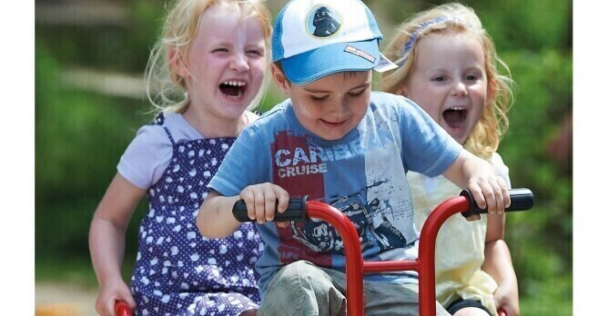 Outdoor Spielsachen für den neuen Garten des Kinderhauses