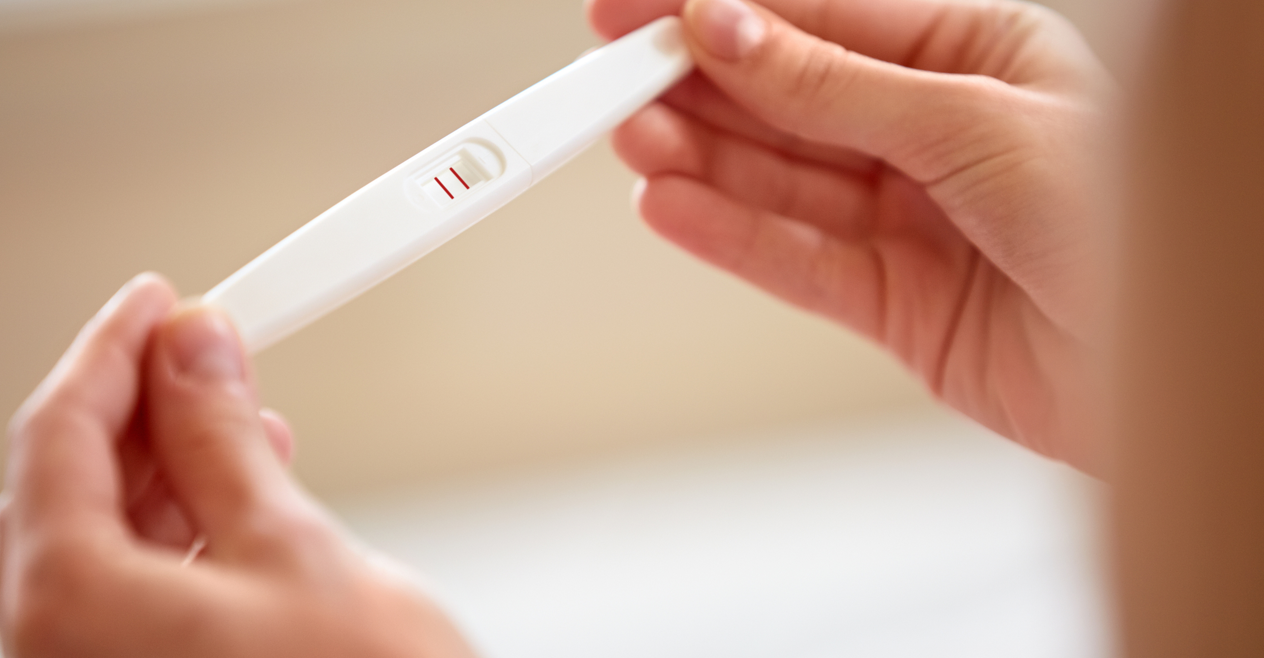 Тест на беременность на еде. Фото теста на беременность цифровой. 3 Розовых теста на беременность на руке. Черные ногти с тестом на беременность. Фото теста девочка.