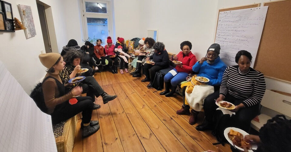 Help refugee women* to preserve our safe space!