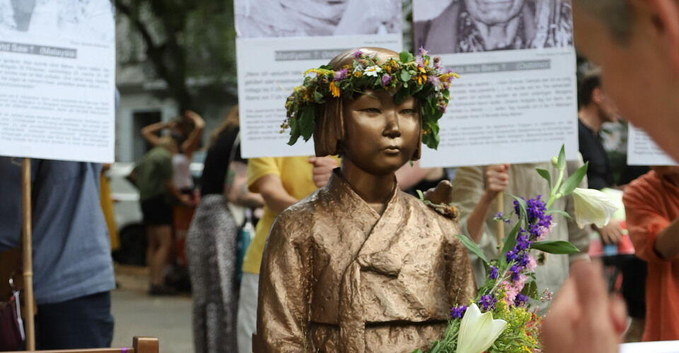 Ari must stay – preserve the peace statue!
