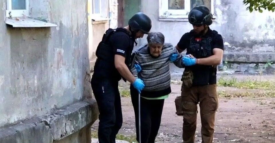 Schutzwesten, Helme und Decken für Sanitäter in Frontgebieten der Ukraine