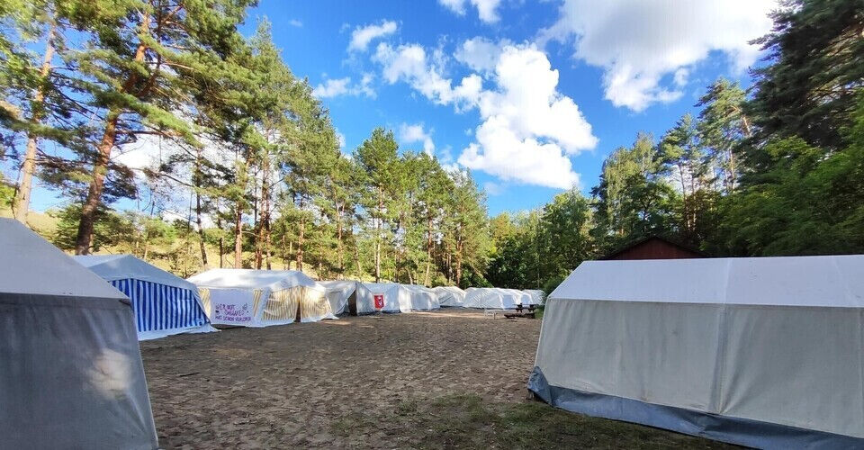 Sturm verwüstet Kinder- und Jugendzeltplatz. Solidarität beim Wiederaufbau!