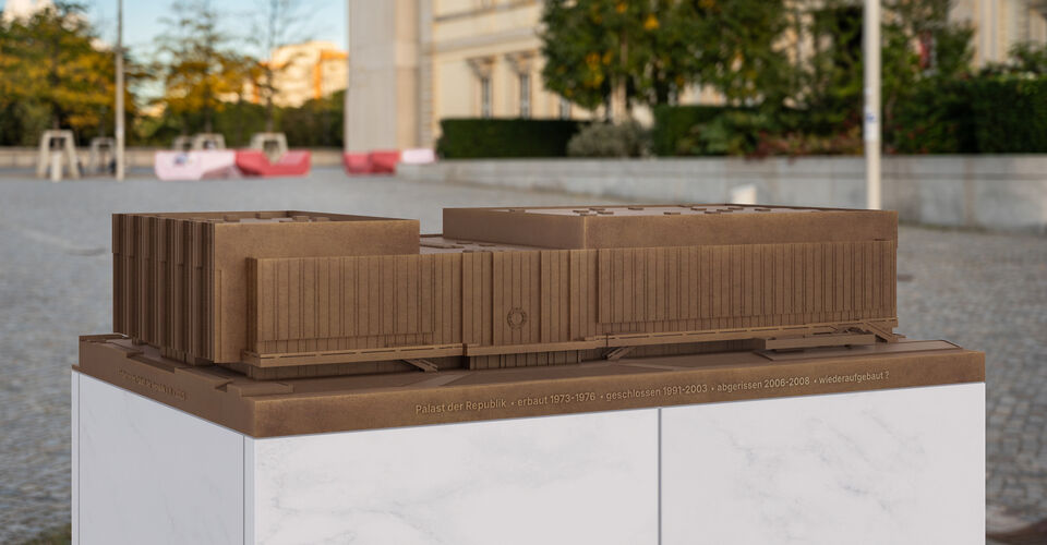 Ein Bronzemodell des Palasts der Republik — such dir dein Stück aus!