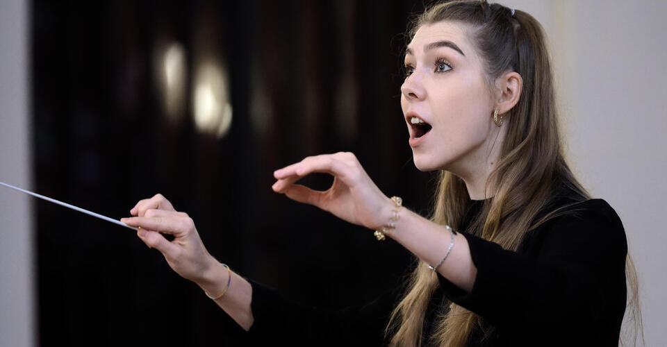 Singing makes you happy! Support our choir conductors.