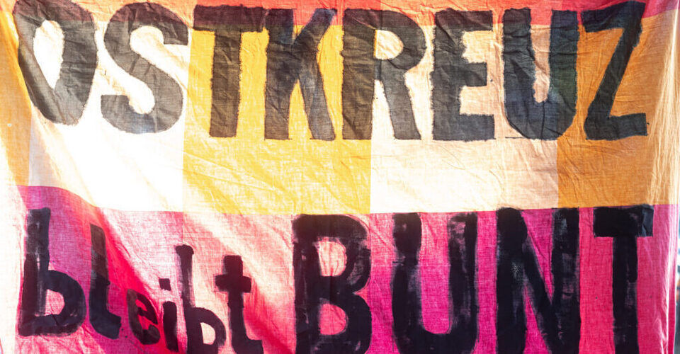 Ostkreuz bleibt bunt 2026: Dein Beitrag für ein solidarisches Kiezfest!
