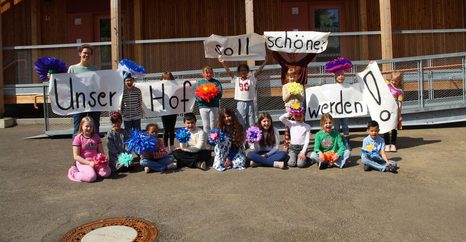 "Unser Hof soll schöner werden!" Pflanzen und Spielgeräte für den Schulhof