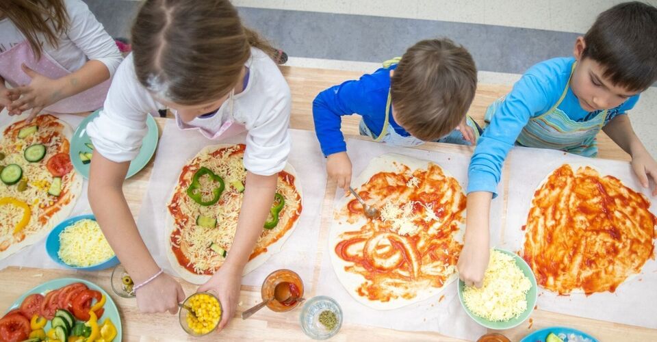 Gemeinsam gegen Hunger – warme Mahlzeiten und gesunde Snacks für Kinder