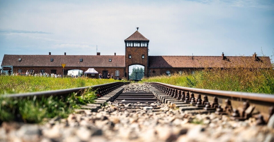 Nie wieder ist jetzt: Bildungsfahrt für 20 Jugendliche nach Auschwitz