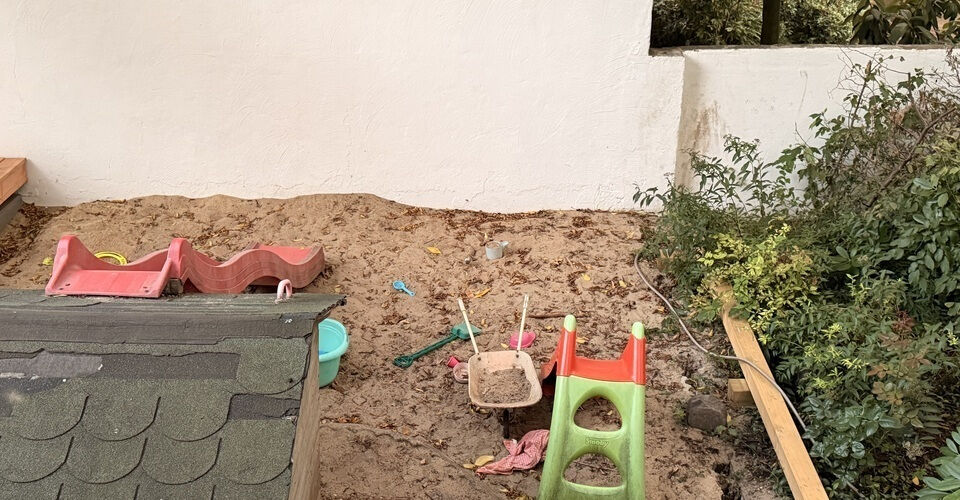 Fresh sand for little builders at the Familienhaus (the "78")