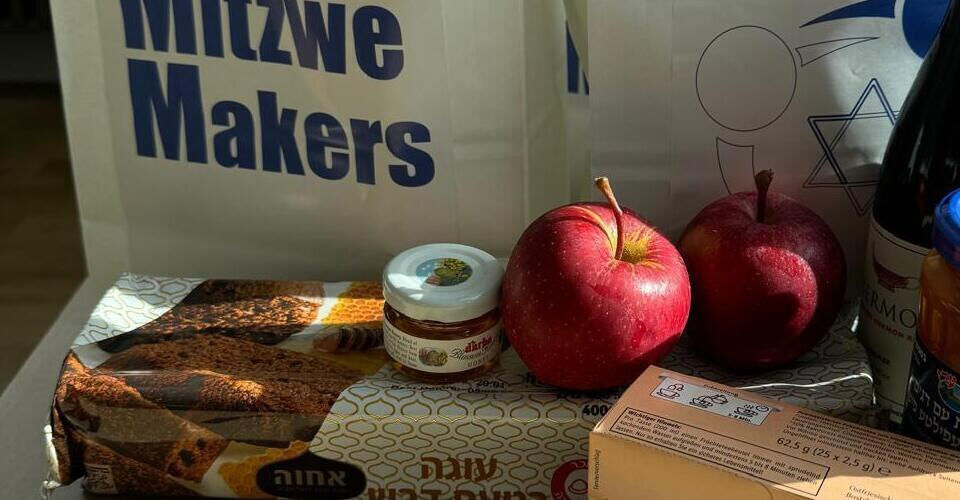 Become a sponsor of a Rosh Hashana gift package